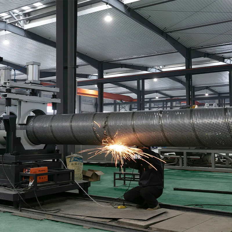 Композитная труба из полиэтилена с перфорированной стальной лентой в качестве армирующего слоя (6)